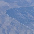 西班牙把發電用的風車設立在稜線上(老夫2008年2月攝於一萬公尺空中)