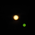 第二張照片使用申縮鏡頭放大五倍，明月旁邊竟有一個綠色的月亮，看來明月當晚有訪客。好玩！


