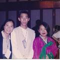 這是我在1997年南韓聯合國環保署受訓時的照片,我旁邊的男生是新加坡人,另外的是同時期同學帶來的學生.那天的晚宴很熱鬧