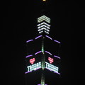 台北101大樓亮起♡符號與TAIWAN字樣