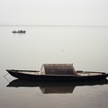 Varanasi 恆河上，欲迴天地入扁舟