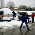 Winter：接連兩天兩夜的一場大雪後，大家剷出“雪”路去為冰箱補給。