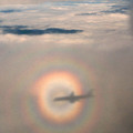 4月下旬，中國大陸高空出現飛機穿越「佛光」奇觀，專家說，日暈也稱「佛光」景觀，是強烈陽光照射雲霧表面後形成的衍射現象，「佛光」的出現要陽光、地形和雲海等眾多自然因素的結合。（圖中新社）中央社台北傳真 99年4月27日

