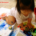 女兒滿一歲，準備好彩色顏料，自由揮灑，留下手印腳印為念。