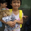 收到捐款者送給芳英的洋娃娃，她開心的緊抱著不放呢！