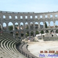 規模雖不及羅馬的競技場，但是同一時期的產物，建築方式也是一個樣。當天來了許多小伙子，即興演起電影