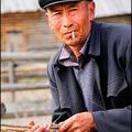 秋天北疆旅途中,經常可以遇見轉場的牧人與村落裡的居民,大多是哈薩克人,或圖瓦人,打打招呼,照相留影,大多非常和善而且親切~
