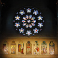 大教堂內部著名的玫瑰窗戶 (The Rose Window) 和鑲嵌壁畫 (Mosaic Panels)，描述六個經典基督神跡的故事。

