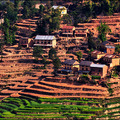 一趟尼泊爾之行, 所經之處, 大片大片的丘陵地形幾乎都已被開發耕種, 梯田景觀相當壯觀! 只可惜不知是因季節不對, 或是缺水嚴重, 多數的梯田都呈現乾涸的現象 . . .