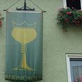 葡萄酒杯高掛，萊茵河畔的Rheingauer酒鄉公告著美酒即將到來
