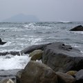 080301聽著海浪拍打著岩石