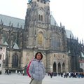聖維特大教堂1344年開始興建，19、20世紀才完成，是布拉格城堡中最重要的教堂，也是全國的精神中心。這一座哥德式建築的瑰寶特色就是尖頂拱、肋拱、飛扶壁