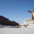 在開始夜生活之前﹐遊客可以前往萬壽台大紀念碑﹐那裏矗立著該國已故領袖金日成(Kim Il Sung)的巨型塑像