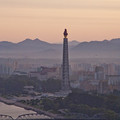 夜晚降臨前﹐可以前往主體思想塔觀看日落。該塔以朝鮮的官方思想體系命名。塔高170米﹐特為金日成70歲生日而建﹐據稱每一塊白色的石頭代表著他在此之前生命的每一天