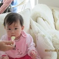 小娃娃開始進食固體食物