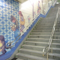 南港站最大的特色應該就是以大型琺瑯版壁畫呈現出來幾米畫作的藝術牆板，不論出入手扶梯和樓梯、行經穿堂、在月台候車，甚至在車廂內，都有幾米的畫作陪伴。