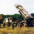 A100火箭炮基本配置：指揮車（左）、發射車（中）、運彈車（右）