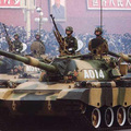 中共解放軍80式主戰坦克在1999年國慶閱兵通過天安門。
