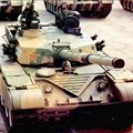 ZTZ-98主戰坦克進行1999年的國慶閱兵大典的預演。「十年磨一劍」，一點也不假。
