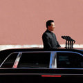 胡錦濤乘坐特製的紅旗牌轎車檢閱解放軍。