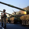 晨曦中，96A式坦克整齊列隊在北京市的街頭，準備進入建國60週年的大閱兵。
