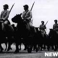 1949年的開國閱兵典禮，騎兵方隊的分列式通過天安門。
