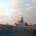 在朝陽中行駛的解放軍神盾驅逐艦「海口號」（舷號171）。注意弧型防護罩下的神盾雷達（一種非常先進的相控陣雷達）。