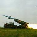 中共解放軍在陸地上發射鷹擊-62反艦導彈。