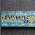 紐約房地產開發商竇士德展示在紐約第六街的「國家負債鐘」。
