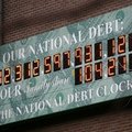 竇士德的「國家負債鐘」，2010年02月01日。美國政府的負債超過12兆3000億，平均每個家庭要分擔十萬四千兩百一十一元。