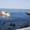 兩艘中國漁船也在「無暇號」旁邊“作業”。