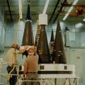 這是美國代號「W87」的核彈頭，裝備在現役的「義勇兵 III型」（Minuteman III）和已經退役的MX（和平衛士）洲際導彈上。每個彈頭是一個高5.7英尺、底盤1.8英尺的圓錐體，當量為三十萬噸 TNT。