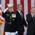 美國三軍聯合參謀主席陸軍四星上將彼得．佩斯、布希總統和國防部長羅慕斯菲德。