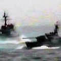 2002年06月29日，第二次延坪島海戰，朝鮮海軍警備艇（右）與韓國海軍高速艇（左）正在對峙中。朝鮮海軍警備艇的85毫米坦克砲清楚可見。