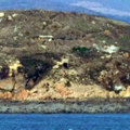 延坪島對岸的朝鮮砲陣地，山崖上的黑洞就是炮陣地的出入口。