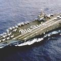 美國核動力航空母艦「羅斯福號」展示武力，艦上的水兵在甲板上排出字型“Big Stick”（大棍子）。