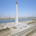 1982年04月15日竣工的「主體思想塔」，塔高170米，塔的正面面對大同江，所以這張照片是從塔的背面拍攝。