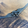 美國B-2隱形轟炸機，它的發動機進氣口和排氣口都隱藏在機身上方。