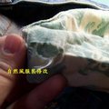 牛仔褲的褲底破了，就不能穿出門，但是修補漂亮又可以穿出門了，真開心!