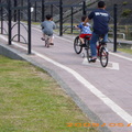 自行車專用道上,父子同遊!