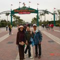 二阿姨、胡椒貓、老爸在迪士尼的大門