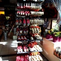 阿姆斯特丹的機場.小商店賣得荷蘭木鞋超可愛
