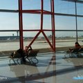 北京機場 T3 玻璃幕牆前的躺椅