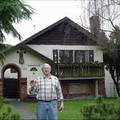 小青龍的好鄰居Erich，照片中的房子是他自己蓋的，歷時七年。