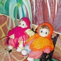 小青龍窩入口，放置女兒小時候最喜歡的娃娃。娃娃底座兩個木箱座椅:左邊橘子由小青龍彩繪、右邊奇異果切面座椅是女兒的作品。