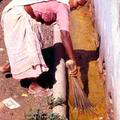 印度賤種被迫替高階種性清理糞坑為生