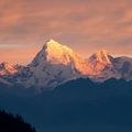 從奇勒拉（Chilela）隘口看到的卓木拉日峰。奇勒拉隘口座落於帕羅山谷和哈阿山谷之間。卓木拉日峰橫跨西藏亞東和不丹帕羅地區之間的邊界，海拔高度在7350米左右。1937年5月，英國探險家弗萊迪·斯賓塞·查普曼率領的5人探險隊首次登上卓木拉日峰