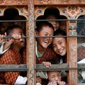 不丹廷布的一所學校，學生們透過教室的窗戶看著攝影師，臉上綻放出燦爛的笑容。