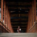 普那卡宗﹐一名當地人走過傳統木橋。50年前的不丹還是一個封建國家﹐沒有公路﹑學校和醫院﹐幾乎不與外部世界進行任何聯繫。現在的不丹教育和醫療免費﹐人均壽命從不到40歲提高到66歲。