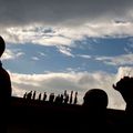 首都廷布的大西丘宗﹐僧侶們在藍天白雲的映襯下顯現出清晰的輪廓。此時﹐在塔斯奇科宗舉行的國王大婚慶祝活動已經結束